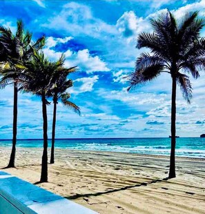 A beach with palm trees and a clear blue sky. - Studio 301 Little Paris 1 blk to the beach 1floor (Fort Lauderdale)