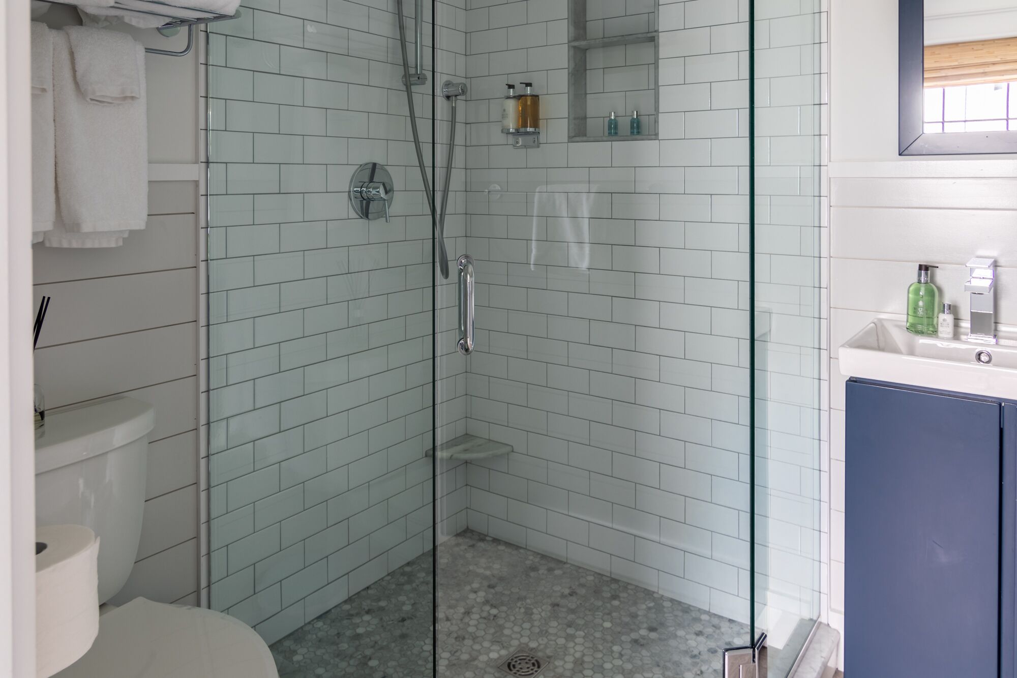 Sèche-cheveux, serviettes fournies