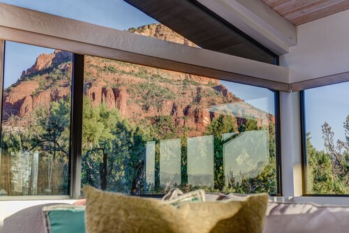 Sedona Red Rock Bliss Views Inside & Out, Private Deck To Enjoy Sunrise or Sunset!