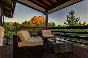 Terrace/patio - Experience Sedona Red Rock Bliss—3BR house with panoramic views in the Chapel Area. (Sedona)