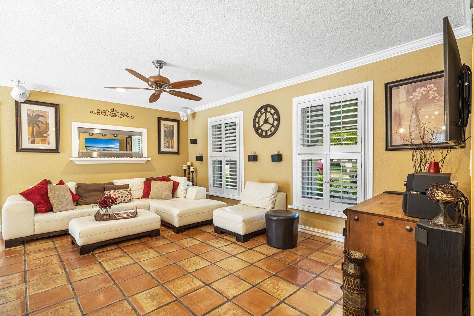 Escape to a Tropical Paradise with a Private Pool & Jacuzzi 