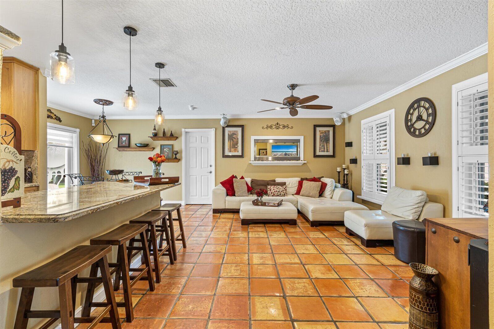 Escape to a Tropical Paradise with a Private Pool & Jacuzzi 