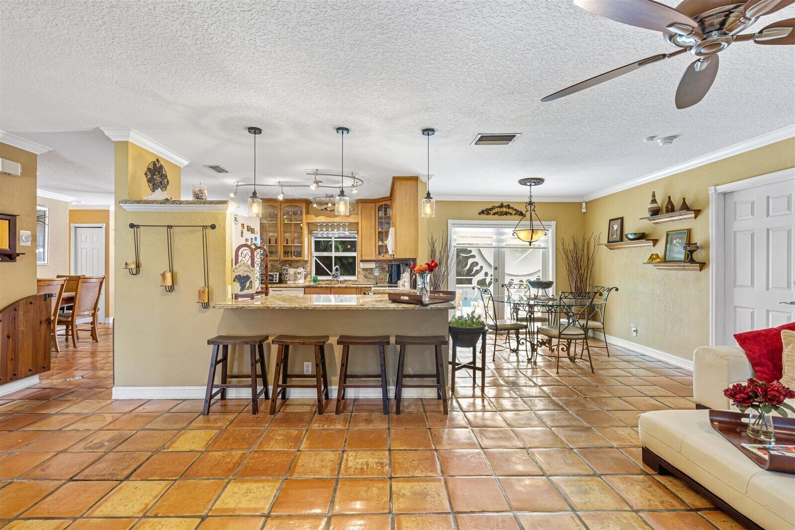 Escape to a Tropical Paradise with a Private Pool & Jacuzzi 