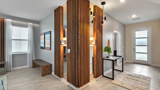 Ein modernes Interieur mit einer Holzwand, einer Bank, einem Tisch mit Pflanze und einer Tür.