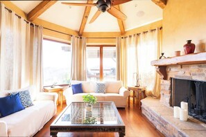 Una televisión, libros, una oficina