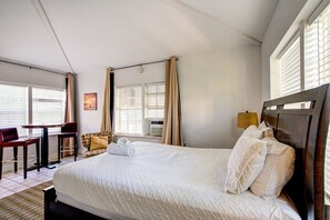 1 bedroom, iron/ironing board, free WiFi, bed sheets - Studio 307 Little Paris 1 block from the beach. (Fort Lauderdale)