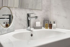 Combined shower/tub, hair dryer, towels, soap - The Chelsea Studio next to Sloane Square (London)