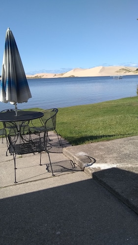 3 bedroom cottage directly on beautiful Silver Lake