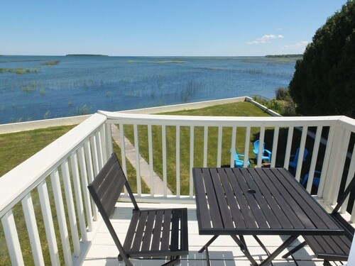 The Life Aquatic - Gorgeous Lakefront Home with Kayaks Included!
