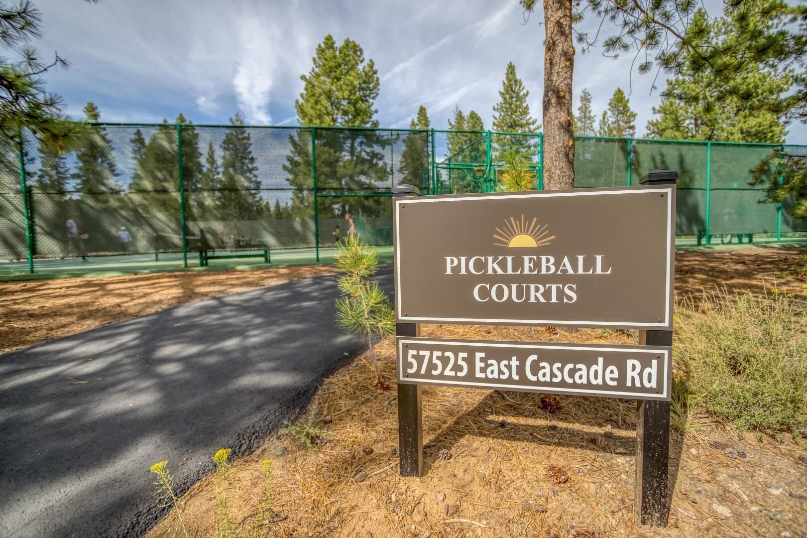 Schild für Pickleball-Plätze, East Cascade Rd 57525.