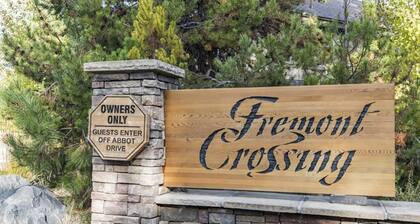 Fremont Crossing home steps to Village and SHARC. Sharc Passes, New Hot Tub