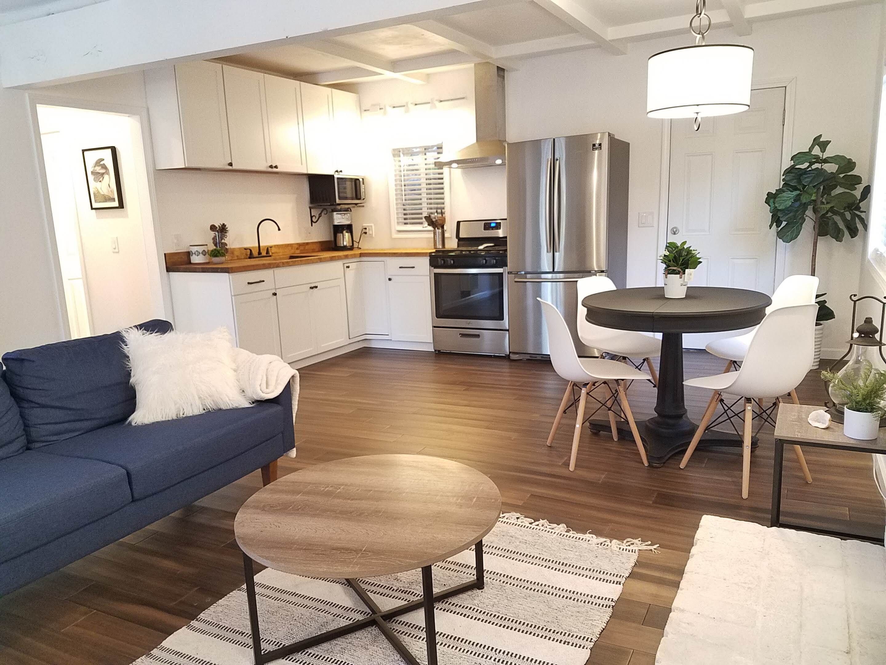 Modern Cabin - Walk to town and the Lake!