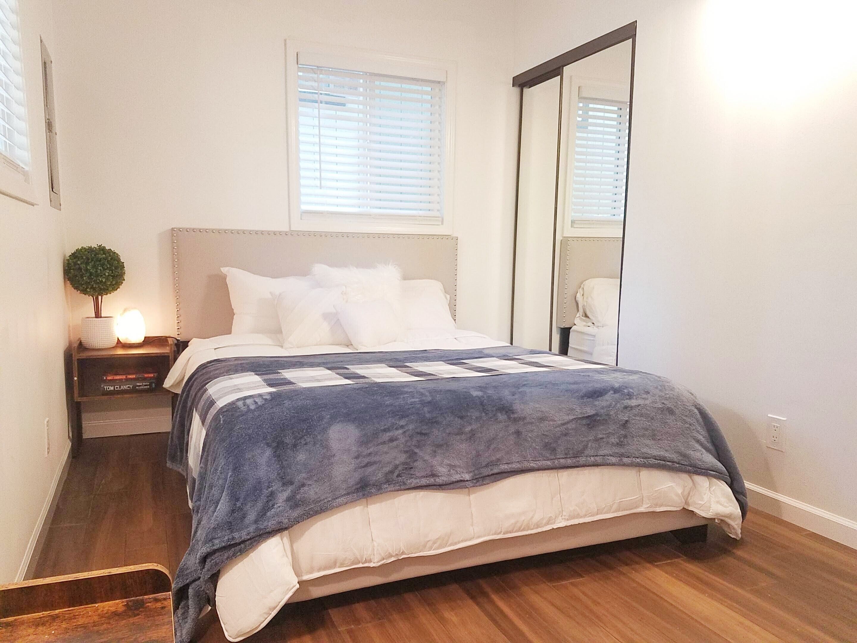 Modern Cabin - Walk to town and the Lake!