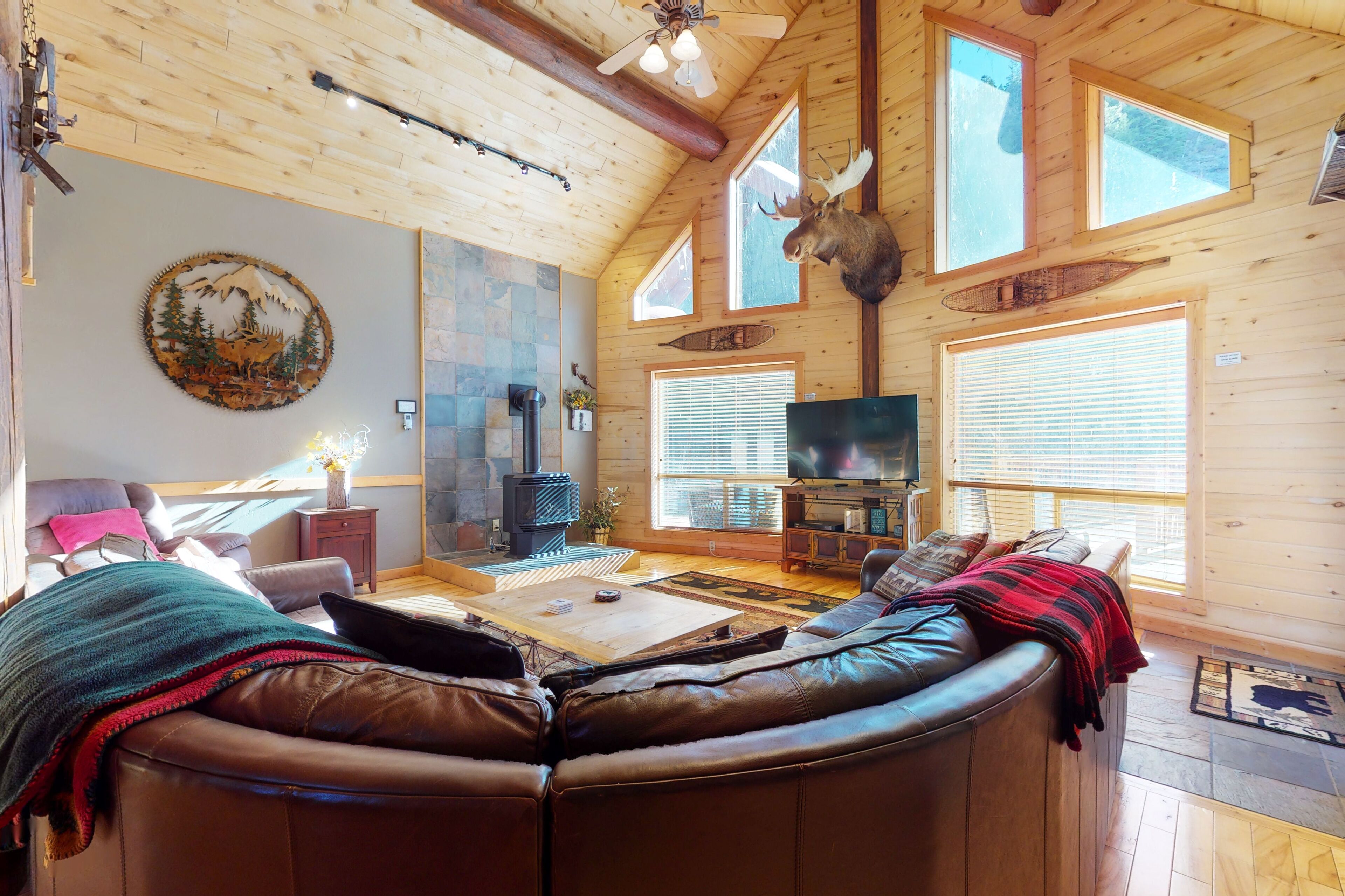 Gorgeous riverfront home with private hot tub/deck/free WiFi/full kitchen!