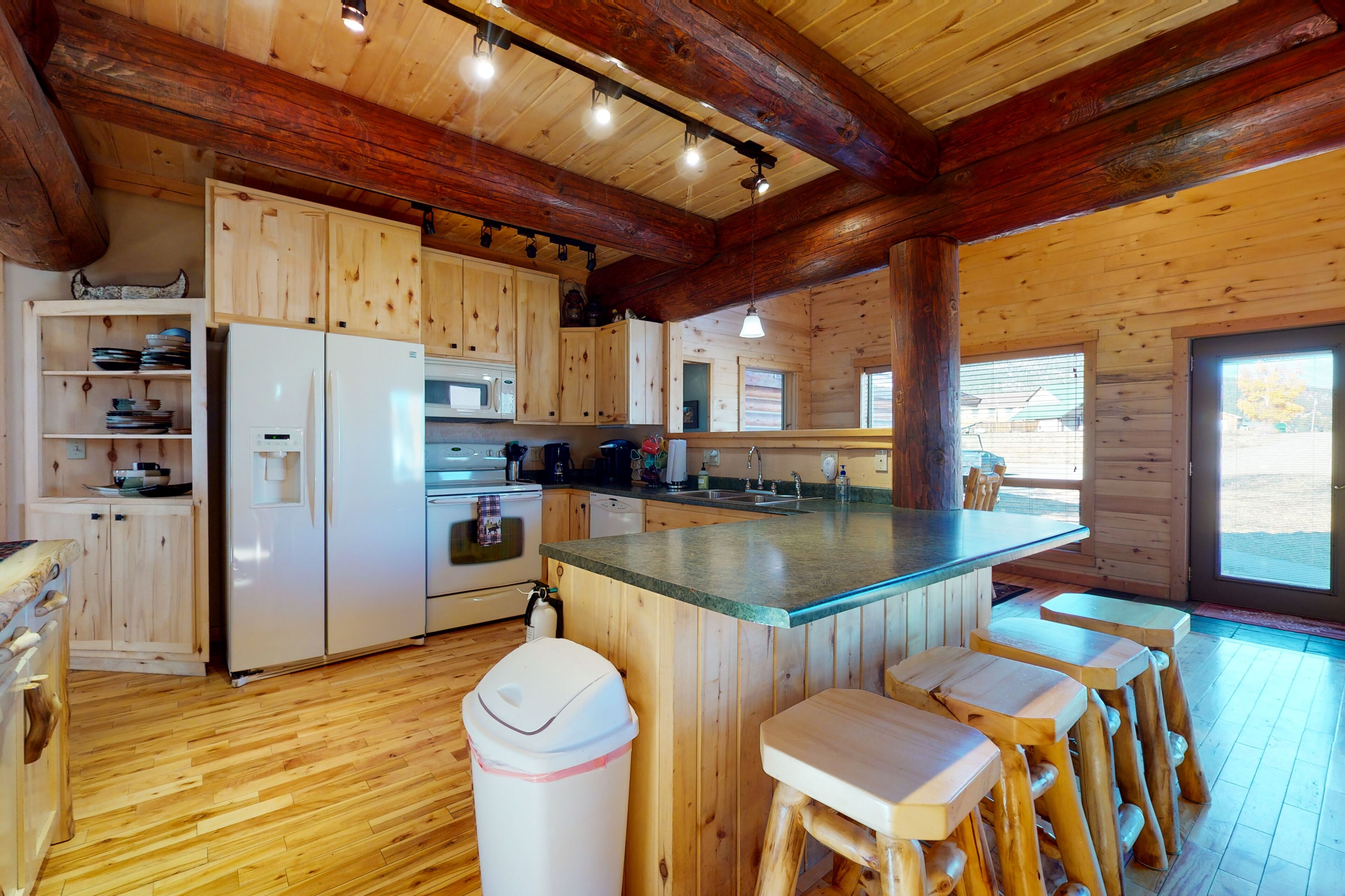 Gorgeous riverfront home with private hot tub/deck/free WiFi/full kitchen!
