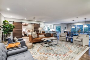 Smart TV, videojuegos, tenis de mesa y estéreo