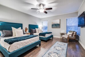 4 bedrooms, desk, iron/ironing board, free WiFi - Pickleball Vacation In Dallas! Private 30x60 Court (Dallas)