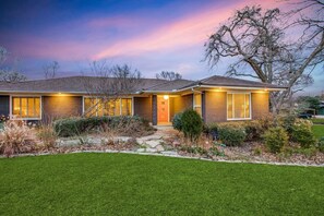 Exterior - Pickleball Vacation In Dallas! Private 30x60 Court (Dallas)