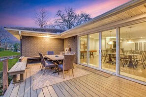 Outdoor dining - Pickleball Vacation In Dallas! Private 30x60 Court (Dallas)