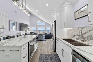 Frigorífic, microones, forn i placa de cuina 