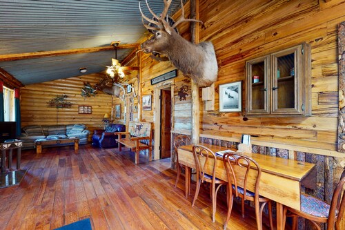 Rustic bunk house surrounded by beauty w/ fully equipped kitchen & free WiFi