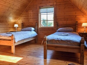 3 dormitorios, cuna de viaje, ropa de cama