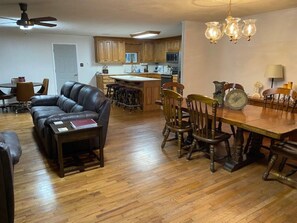 Tv och ett bordtennisbord