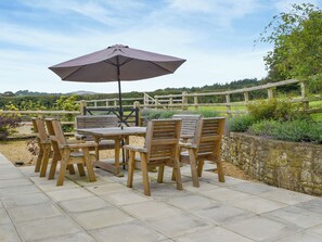 Outdoor dining - 4 bedroom accommodation in Mold (Mold)