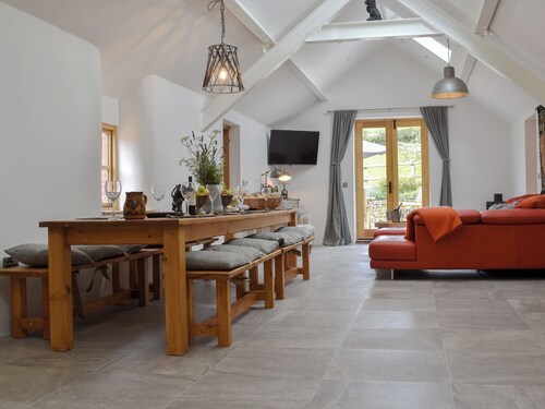 4 bedroom accommodation in Mold