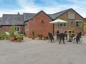 Outdoor dining - 4 bedroom accommodation in Mold (Mold)