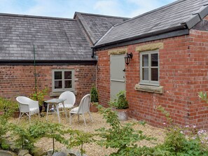 Outdoor dining - 4 bedroom accommodation in Mold (Mold)