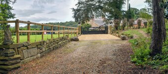 4 bedroom accommodation in Mold