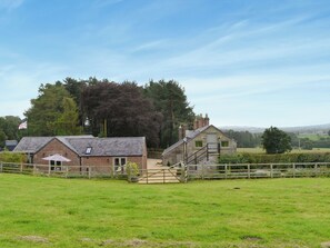 Exterior - 4 bedroom accommodation in Mold (Mold)