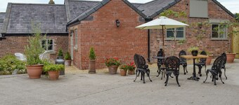 4 bedroom accommodation in Mold