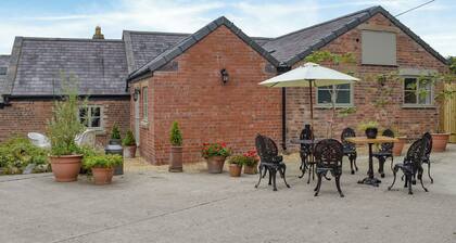 4 bedroom accommodation in Mold