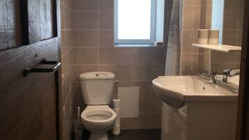 Een haardroger, handdoeken, zeep, toiletpapier