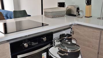 Refrigerador con freezer, microondas, horno, placa de cocina