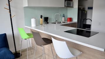 Apartamento standard | Cozinha privada | Geladeira grande, micro-ondas, fogão, cooktop