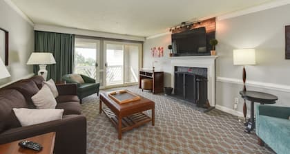Kingsmill Luxury - Sleeps 6 - Virginia's only AAA Four Diamond Condo Golf Resort