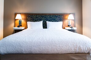 Hypo-allergenic bedding, in-room safe, desk, blackout drapes - Hampton Inn Paris (Paris)