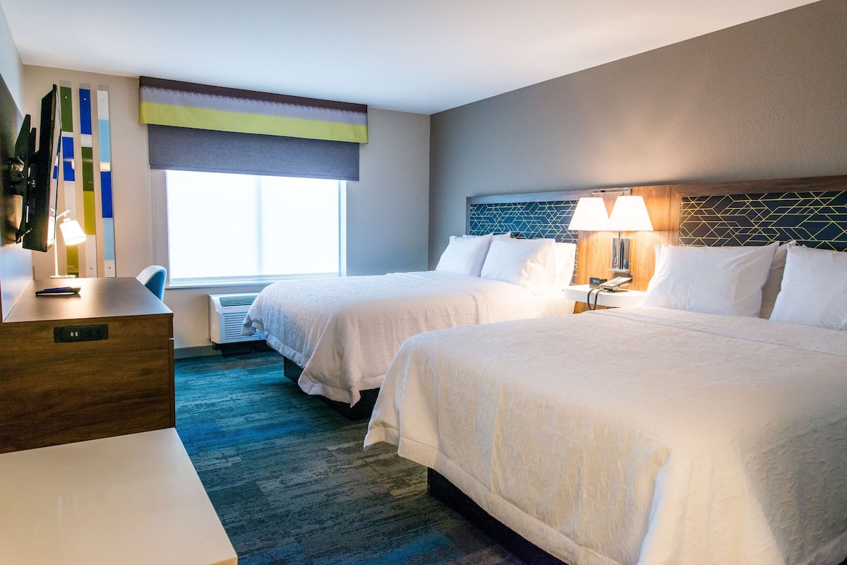 Hypo-allergenic bedding, in-room safe, desk, blackout drapes