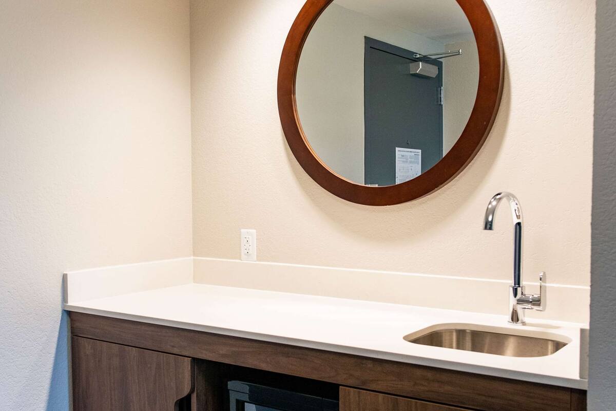 studio, 1 king bed, refrigerator & microwave (wet bar) | hypo-allergenic bedding, in-room safe, desk, blackout curtains