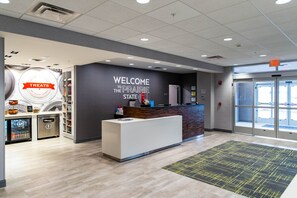 Reception - Hampton Inn Paris (Paris)