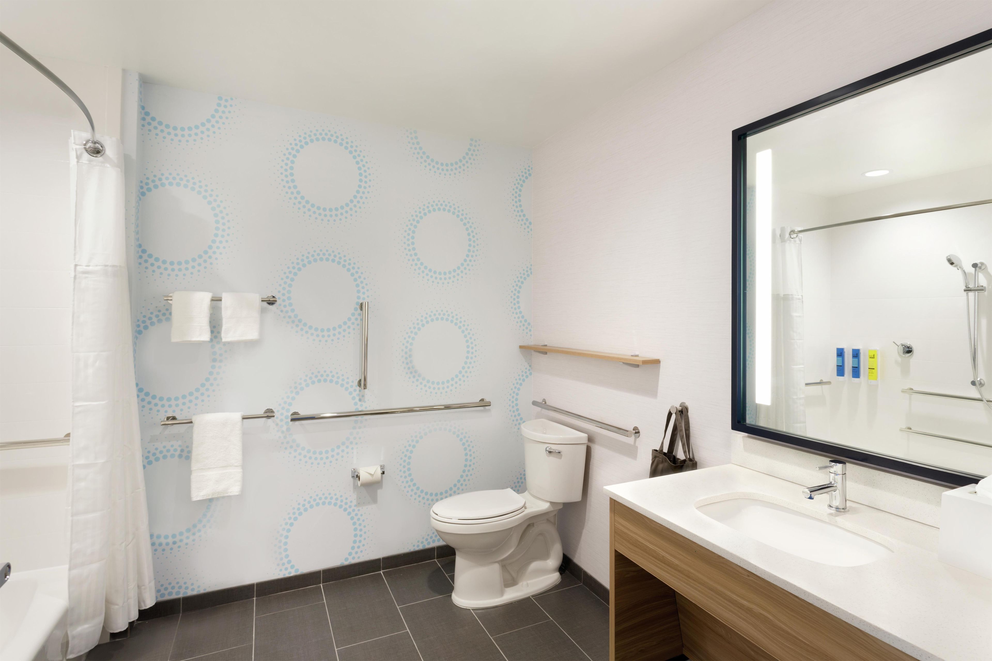 Une salle de bain moderne équipée de toilettes, d’un lavabo et d’une douche.