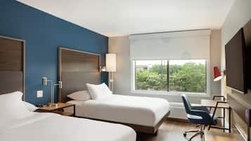 Escritorio, espacio para trabajar con laptop y cortinas blackout