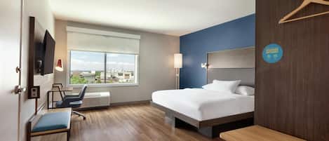 Habitación, 1 cama King size, con acceso para personas discapacitadas, tina | Escritorio, espacio para trabajar con laptop y cortinas blackout