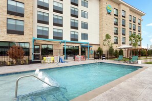 Un hôtel doté d’une piscine, d’un espace extérieur aménagé et d’un patio couvert.