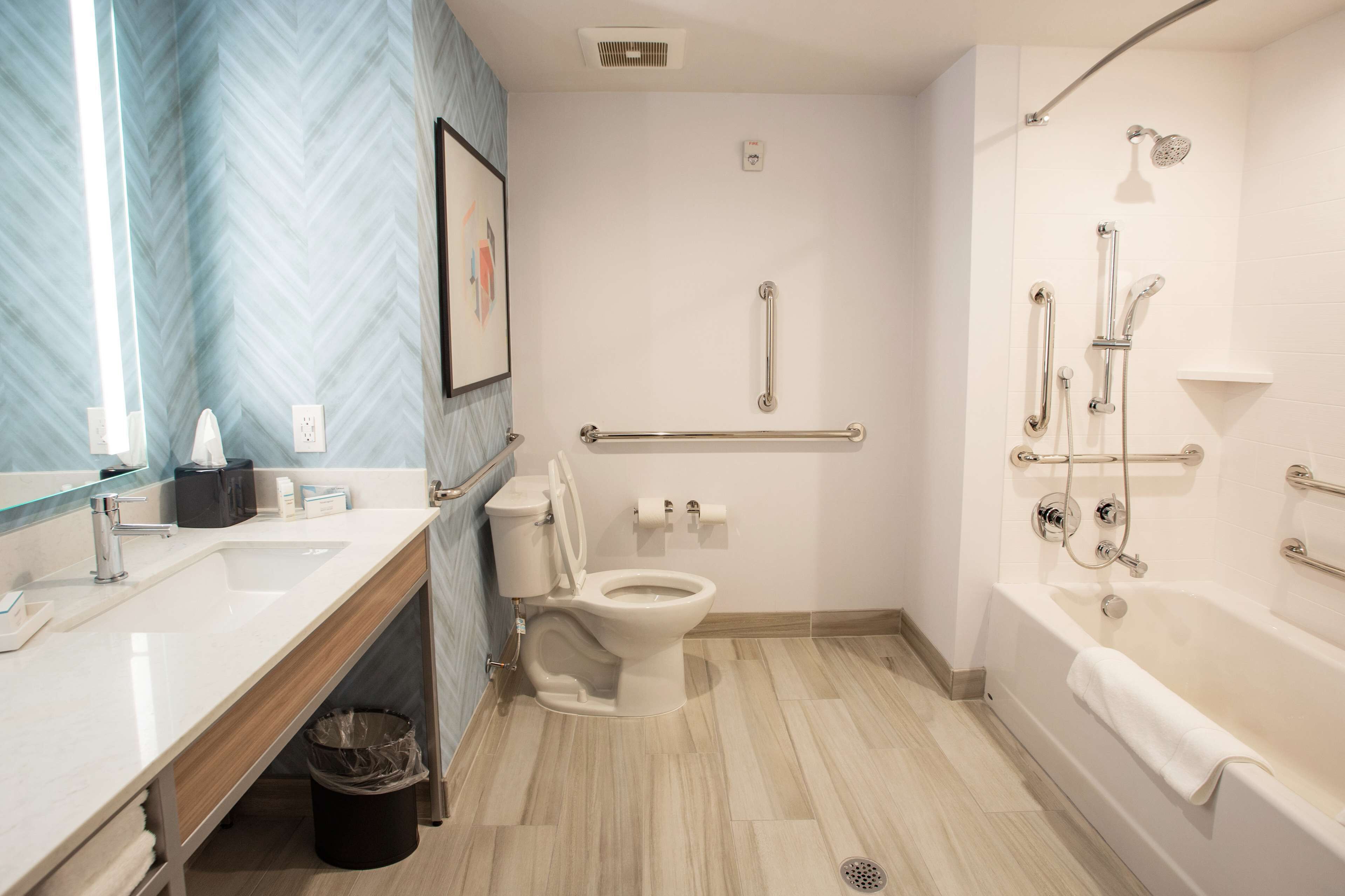 deluxe room, 1 king bed, accessible, bathtub (mobility & hearing) | bathroom | towels