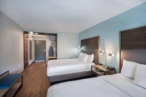 Habitación, 2 camas de matrimonio | Caja fuerte, tabla de planchar con plancha, wifi gratis