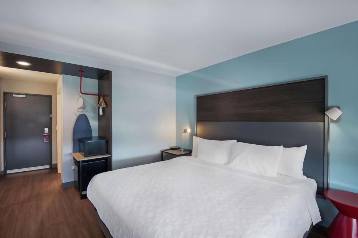 Guest Room With 1 King Bed, Roll-in Shower-Mobility/Hearing Accessible